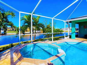 On The Water! Sleeps 12! 2 King Masters, Golf, Fishing, Bbq, Pool, Spa, Pvt Yard